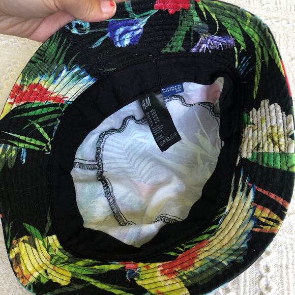 H&M Divided Tropical Parrot Bucket Hat M/58 Black Jungle Floral Brim Streetwear - Picture 3 of 7